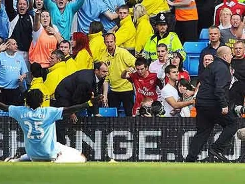 Khoảnh khắc Adebayor bị fan Arsenal ghét cay ghét đắng