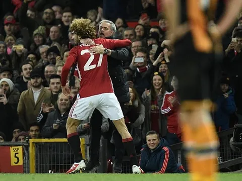 Khoảnh khắc ăn mừng vồ vập của Marouane Fellaini với HLV Mourinho