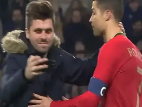 Khoảnh khắc CĐV lao vào sân hôn Ronaldo vào đêm qua