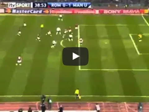 Khoảnh khắc Cristiano Ronaldo ghi bàn rồi nằm gục đau đớn