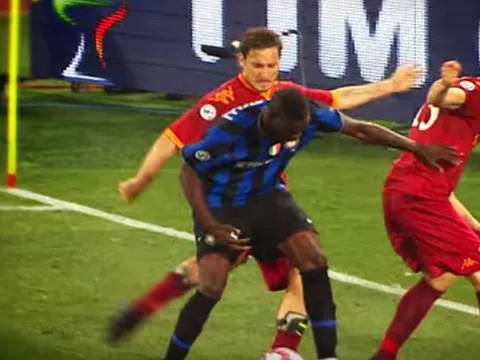 Khoảnh khắc Francesco Totti "xử đẹp" Mario Balotelli