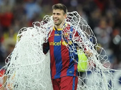 Khoảnh khắc Gerard Pique cắt trộm lưới tại Wembley