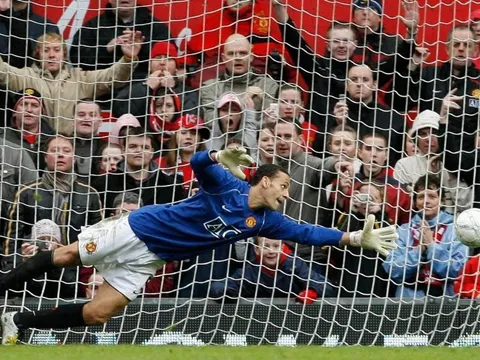 Khoảnh khắc hài hước khi Rio Ferdinand về làm thủ môn