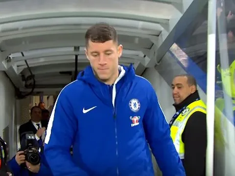 Khoảnh khắc Ross Barkley được chào đón tại Stamford Bridge