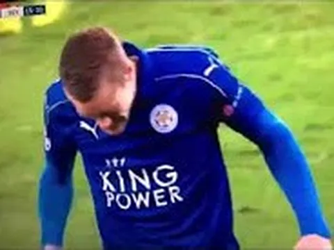 Khoảnh khắc Vardy tự đấm vào mặt sau khi bỏ lỡ cơ hội ngon ăn