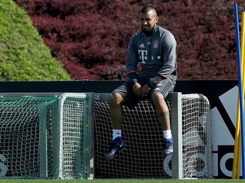 Không được tới Chelsea, Vidal lặng im trong buổi tập của Bayern