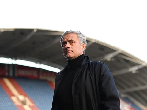 Không Rashford, Pogba, Mourinho âu lo đặt chân đến sân Huddersfield