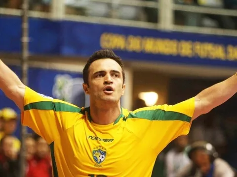 Không thể rời mắt trước kỹ năng của huyền thoại futsal Falcao