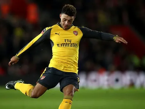 Khủng hoảng lực lượng, Wenger kéo Chamberlain vào đá trung tâm