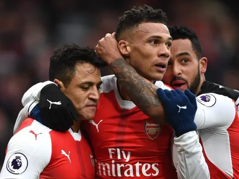 Kieran Gibbs may mắn thoát thẻ đỏ trước Hull