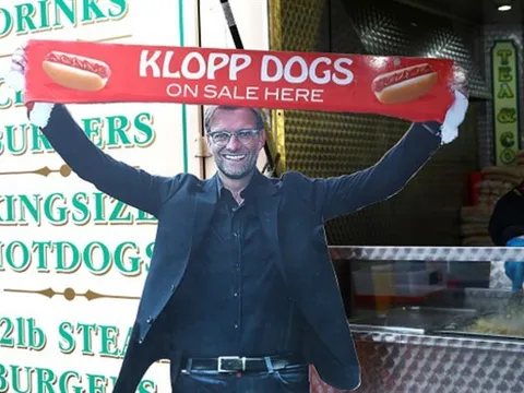 Klopp chuyển nghề bán thức ăn nhanh ngay trước Anfield