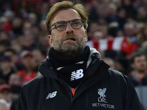Klopp hào hứng kể cho Conte nghe tình hình ở Liverpool