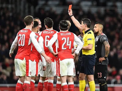 Koscielny "phá game", Pháo thủ tan tác trước nanh vuốt Hùm xám
