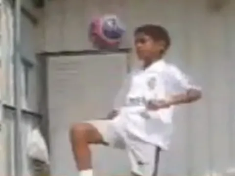 Kỹ năng chơi bóng đỉnh cao của Ronaldinho khi... 10 tuổi