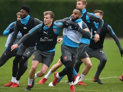 Lacazette khiến các đồng đội mệt nhoài trên sân tập