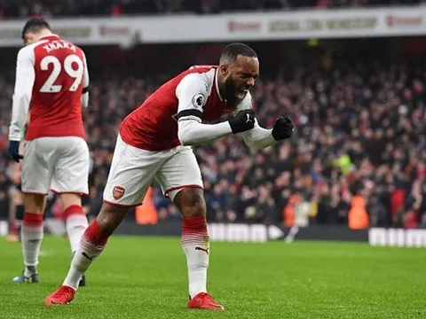 Lacazette mừng hết lớn khi giải được vận đen