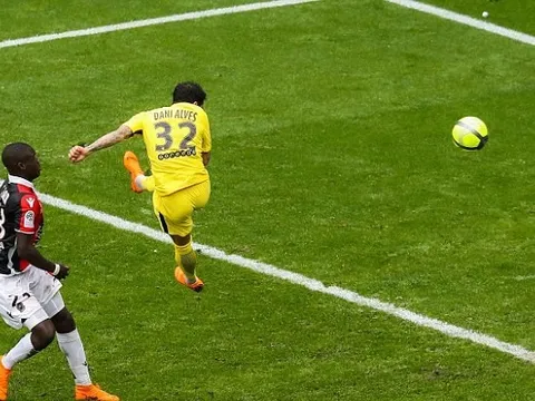 Lần đầu của Alves giúp PSG thắng 9 trận liên tiếp