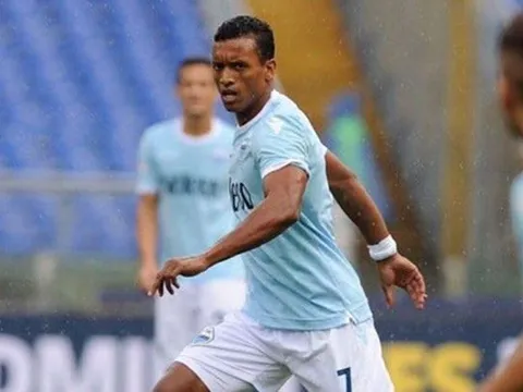Lazio suýt thua, Nani đánh nhau với CĐV tại sân bay