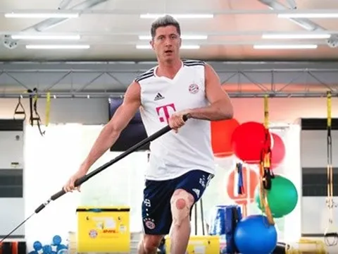 Lewandowski vùi đầu trong phòng tập gym chờ ngày tái xuất