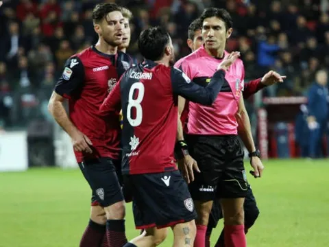 Liên tục 'tha' cho Juventus, trọng tài bị cầu thủ Cagliari bao vây