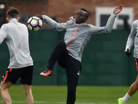 Chùm ảnh: Mane thi triển tài nghệ, Klopp đăm chiêu nhìn học trò "luyện công"