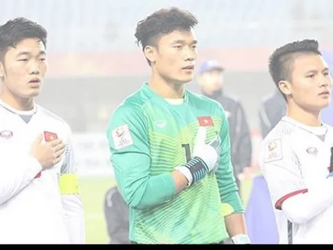 Bùi Tiến Dũng ra đồng cùng mẹ, lối đi ngay dưới chân mình...