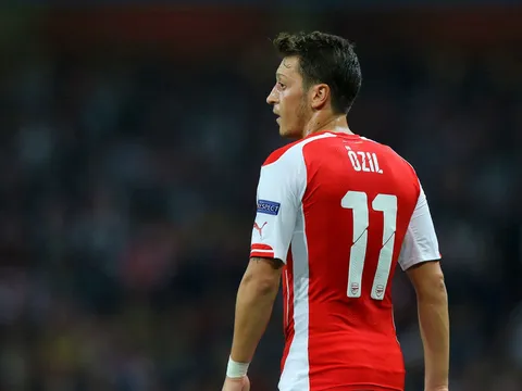 Loại Oezil không, Wenger?