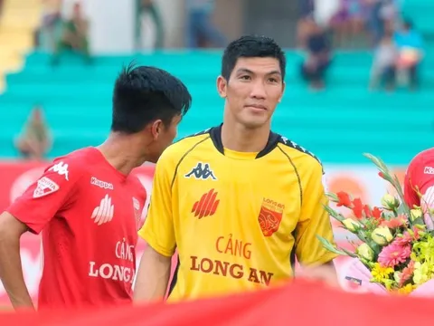Long An đình chỉ và cắt lương thủ môn diễn trò lố ở V.League