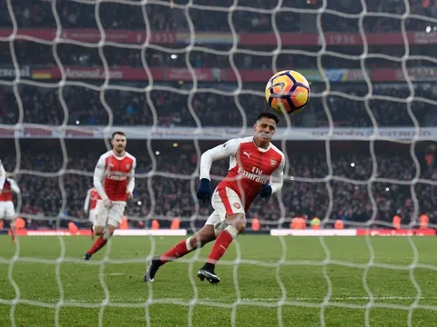 Lửa Sanchez thắp sáng Emirates