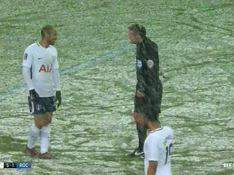 Lucas Moura chọc cười trọng tài trận Tottenham - Rochdale