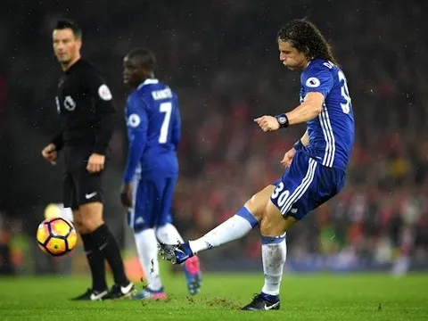 Luiz sút phạt thành bàn, Mignolet kêu oan