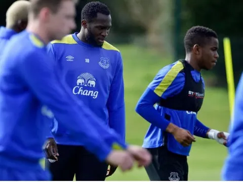 Lukaku lạc lõng trên sân tập của Everton