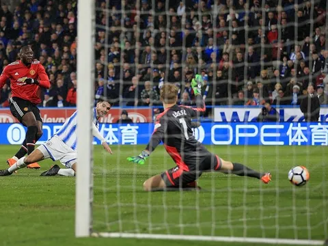 Lukaku lập cú đúp, Man Utd thắng nhọc trên sân John Smith