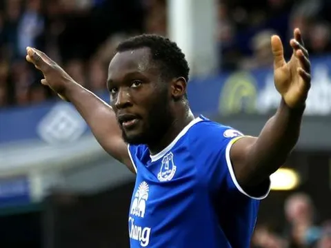 Lukaku 'thả thính', Chelsea & M.U thấp thỏm