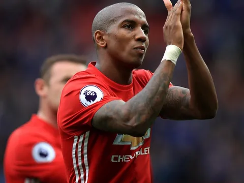 Lương khủng đang chờ Ashley Young tại Trung Quốc