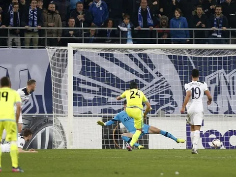 Lượt đi vòng 32 đội Europa League: Tottenham thua sốc; Schalke, Roma, Lyon đại thắng