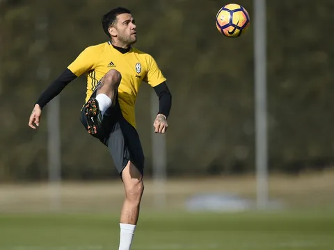 Mặc đại gia Trung Quốc lôi kéo, Alves vẫn miệt mài luyện tập cùng Juventus