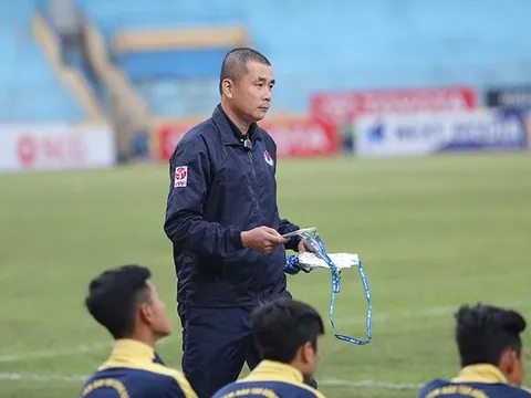 Mặc kệ dư luận, trọng tài Thư đủng đỉnh "ngồi bàn" sân Hàng Đẫy