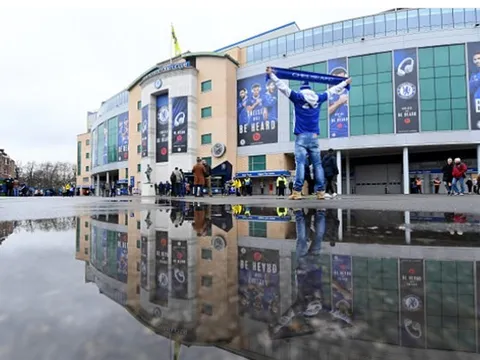 Mặc mưa, fan Chelsea sớm có mặt tại Stamford Bridge để chờ Arsenal