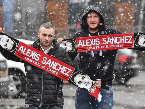 Mặc tiết trời lạnh giá, CĐV Man Utd vẫn tới Old Trafford chờ Sanchez
