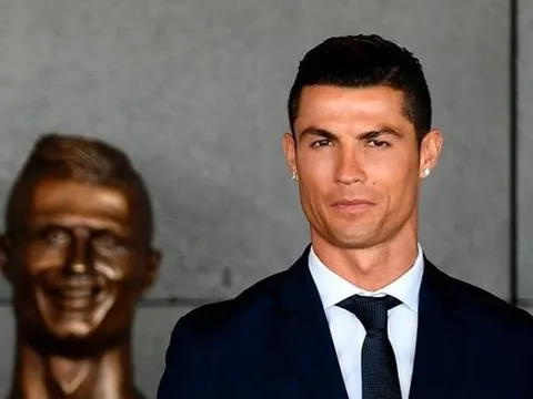CR7 nhíu mày không vui trước bức tượng xấu của mình