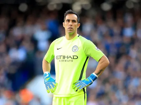 Thủ thành Claudio Bravo lần đầu lên tiếng về tin đồn rời Man City