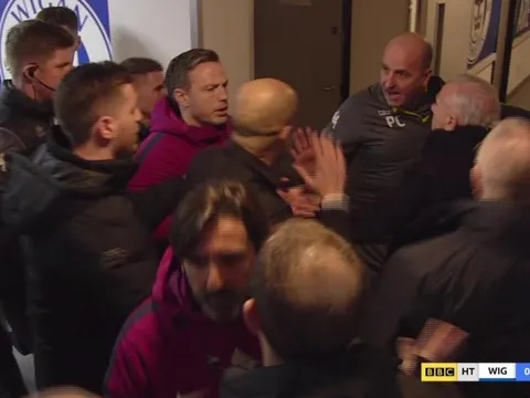 Man City thua sốc, Guardiola nổi nóng hành hung HLV đối thủ