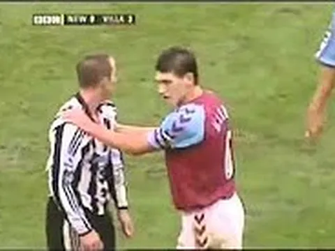 Màn đồng đội tương tàn nổi tiếng của Kieron Dyer và Lee Bowyer