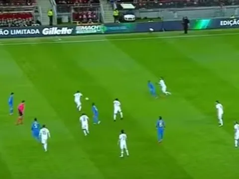 Màn trình diễn của Douglas Costa trước Rusia