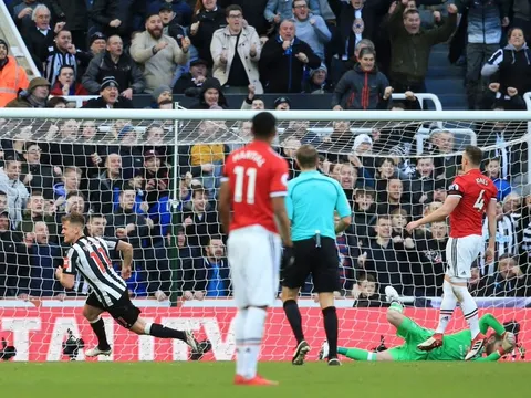 Man Utd đầu hàng, Man City sẽ vô địch ở derby