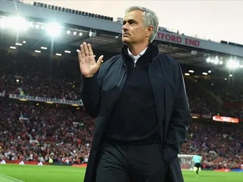 Man Utd hoãn mở rộng sân Old Trafford để cấp tiền cho Mourinho mua sắm