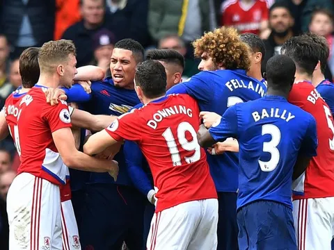 Màn xô xát giữa cầu thủ Man Utd vs Middlesbrough