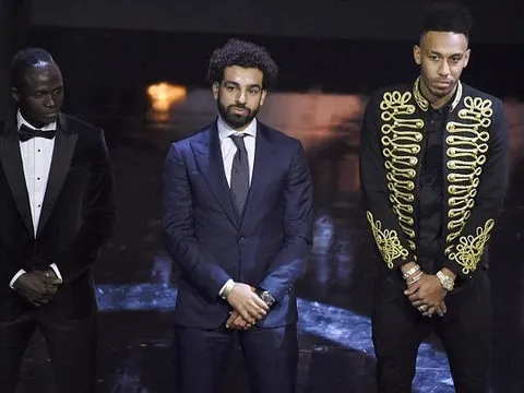 Mane và Aubameyang buồn rầu nhìn Salah nhận giải Cầu thủ hay nhất châu Phi 2017
