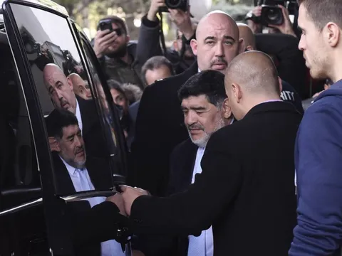 Maradona bị tình nghi đánh đập bồ 9X